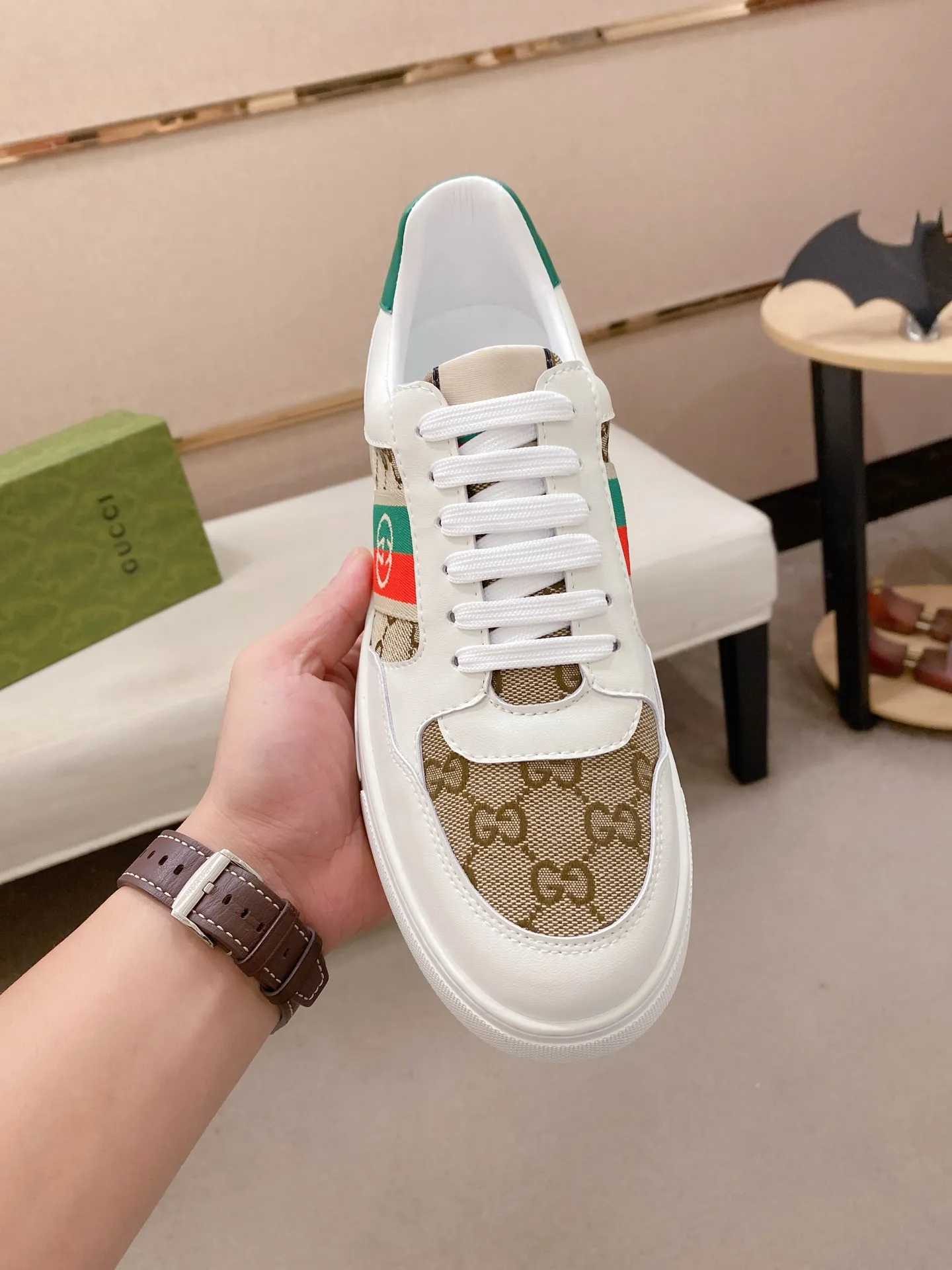 Men's shoes💰 440💰The new GUCCI (Gucci) counters are launched simultaneously. The new men's shoes, 😘fabrics are selected from imported cowhide, and the lining is sheepskin lining. 👍🏿 High-end ☄️ air-cushion molded anti-slip rubber outsole, exquisite lines, simple and elegant, comfortable and high-end for leisure travel. Code number: 38 to 44 (45 can be customized and cannot be returned or exchanged)
